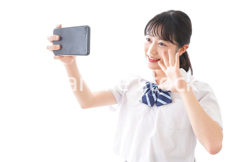 スマホを使う学生