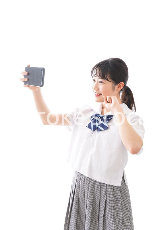 スマホを使う学生