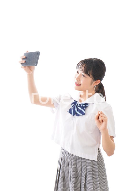 スマホを使う学生