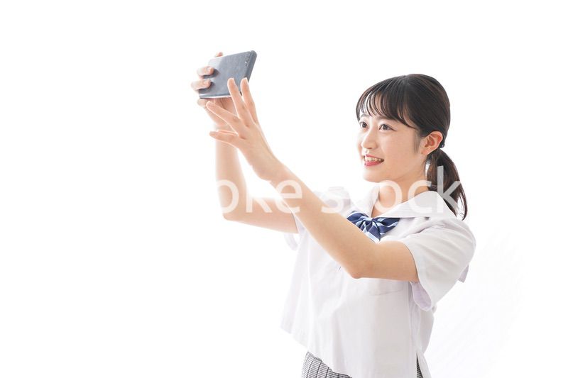 制服を着た笑顔の女子高校生