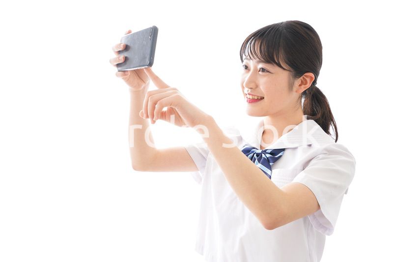 スマホを使う学生