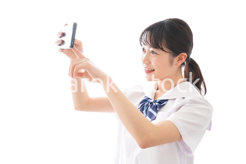 スマホを使う学生