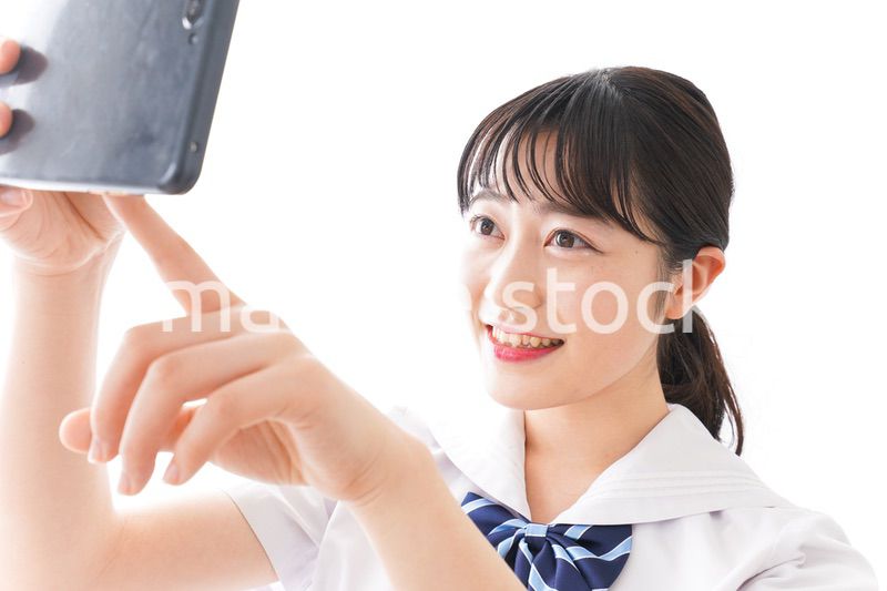 制服を着た笑顔の女子高校生