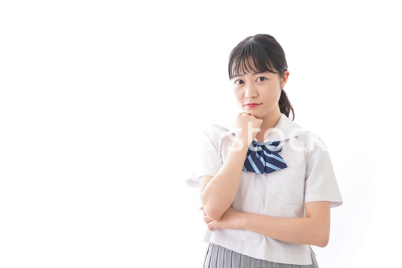 制服を着た笑顔の女子高校生