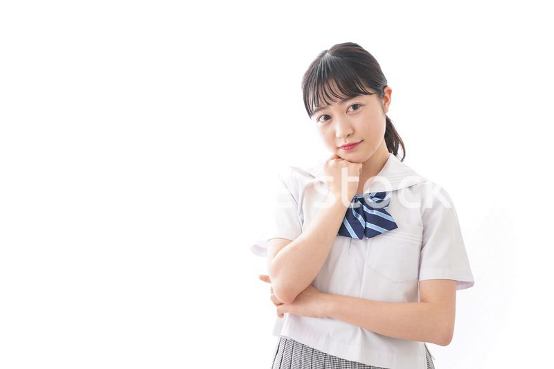 制服を着た笑顔の女子高校生