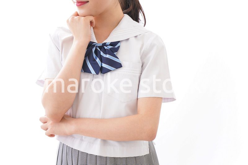 制服を着た笑顔の女子高校生
