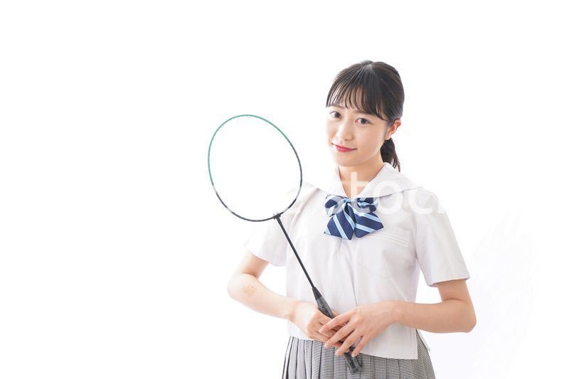 制服を着た笑顔の女子高校生