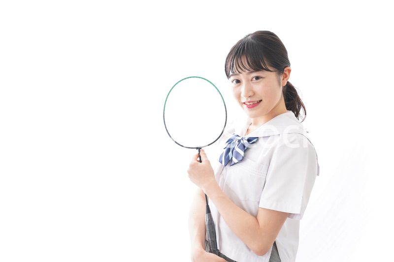 制服を着た笑顔の女子高校生