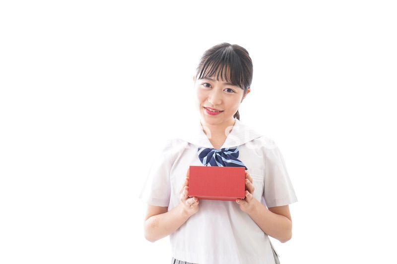 プレゼントを渡す学生