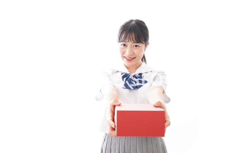 プレゼントを渡す学生