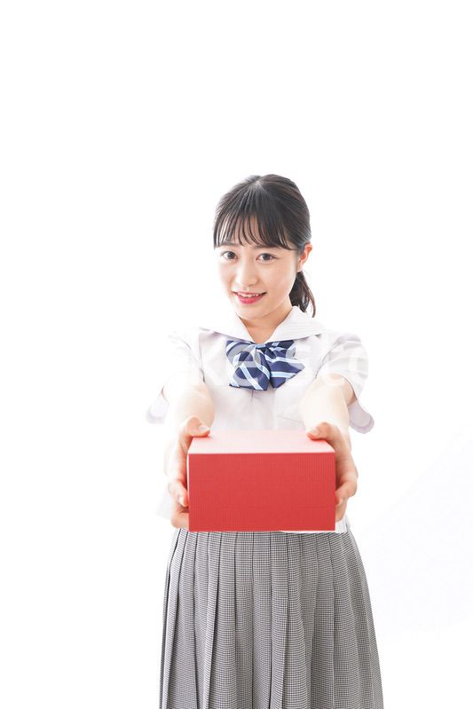 プレゼントを渡す学生