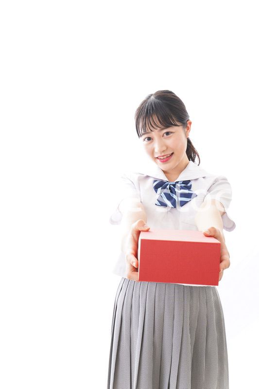 プレゼントを渡す学生