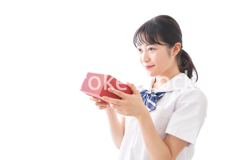 プレゼントを渡す学生