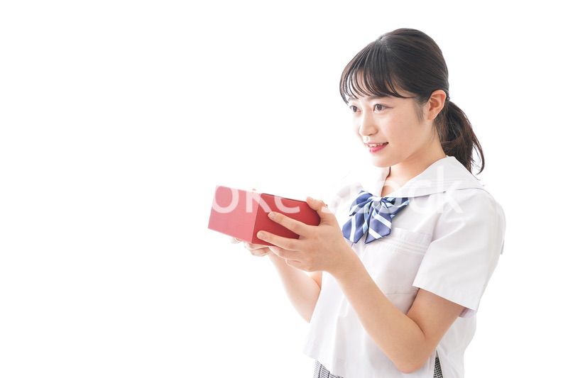 プレゼントを渡す学生