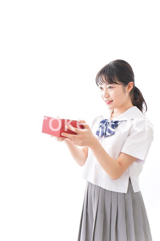 プレゼントを渡す学生