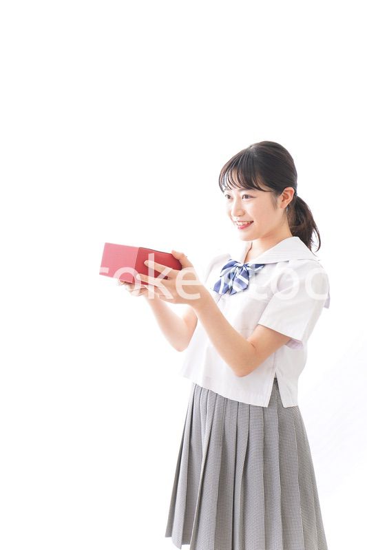 プレゼントを渡す学生