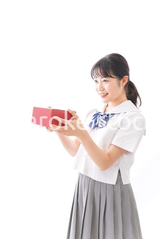 プレゼントを渡す学生