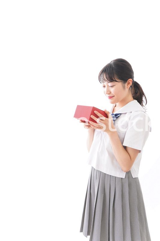 プレゼントを渡す学生