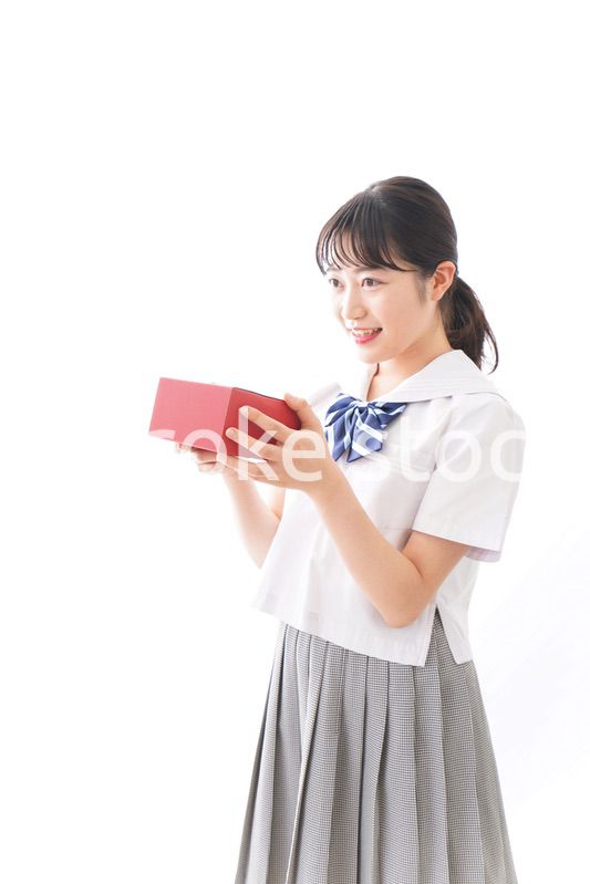 プレゼントを渡す学生