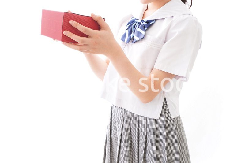 プレゼントを渡す学生
