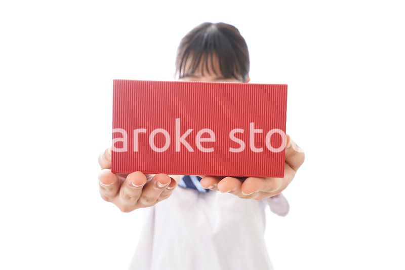 プレゼントを渡す学生