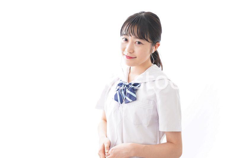 制服を着た笑顔の女子高校生