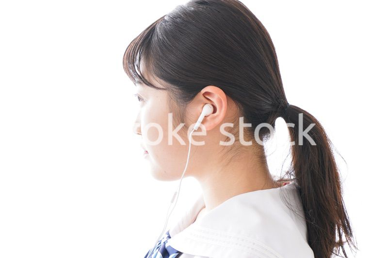 リスニング・音楽を聞く学生