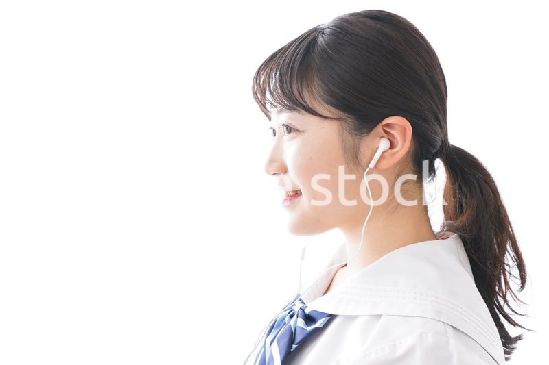 制服を着た笑顔の女子高校生