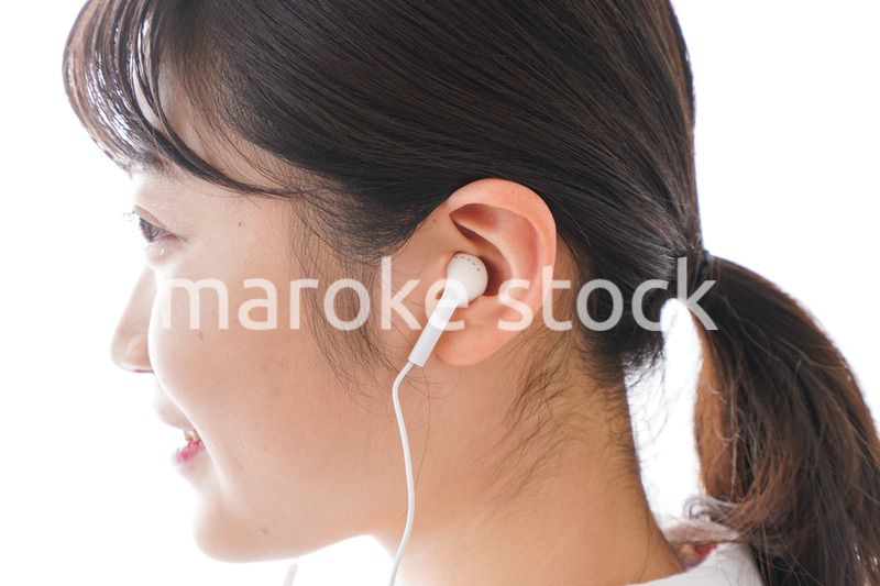 リスニング・音楽を聞く学生