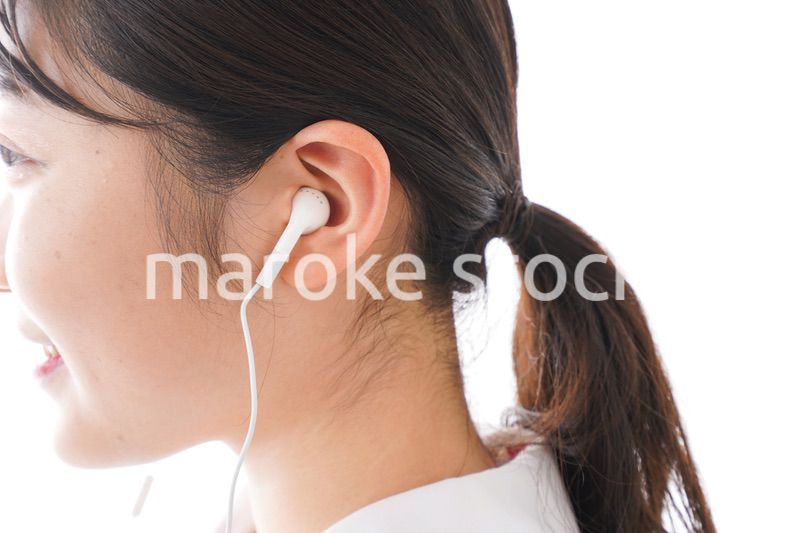 リスニング・音楽を聞く学生