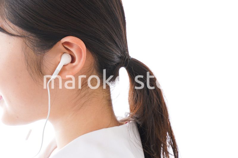 リスニング・音楽を聞く学生