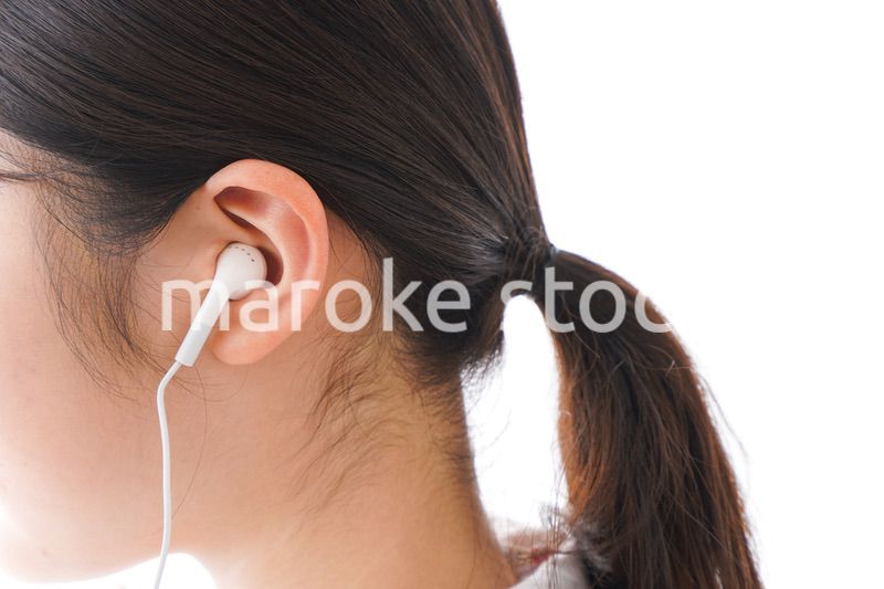 リスニング・音楽を聞く学生