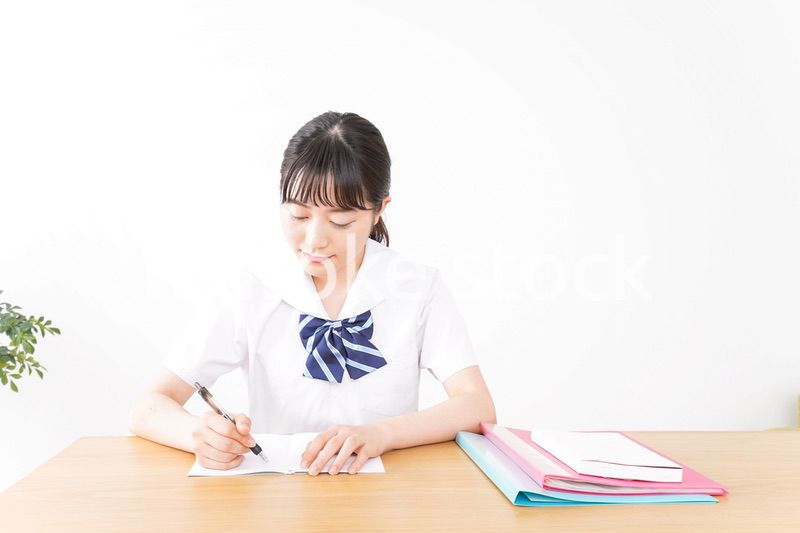 笑顔で勉強をする若い学生