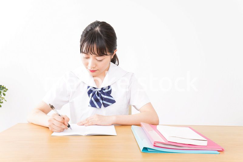 勉強をする学生