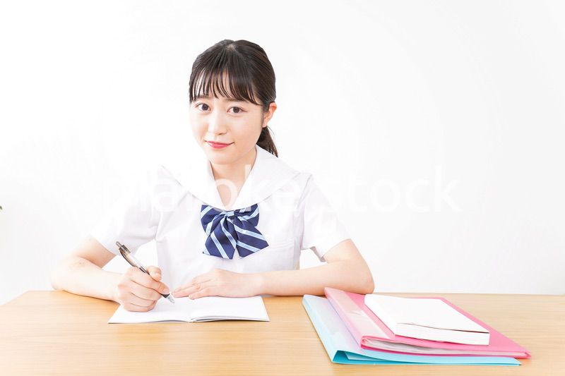 笑顔で勉強をする若い学生