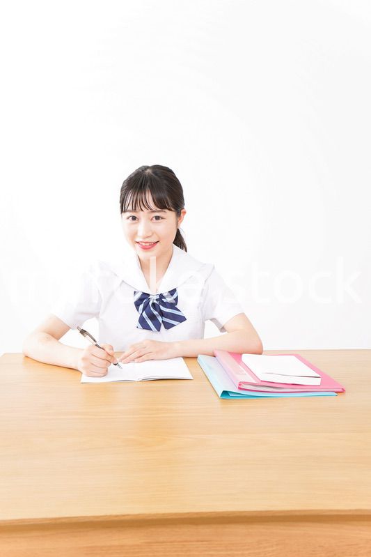 笑顔で勉強をする若い学生