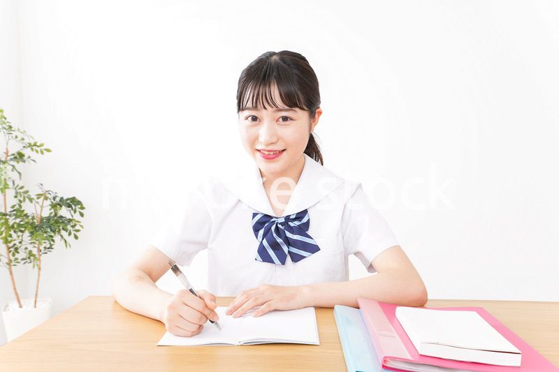 笑顔で勉強をする若い学生