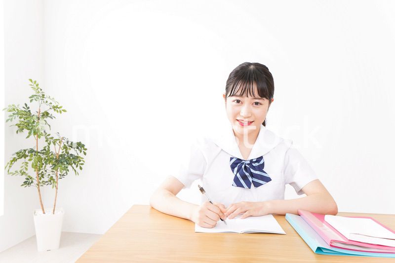 笑顔で勉強をする若い学生