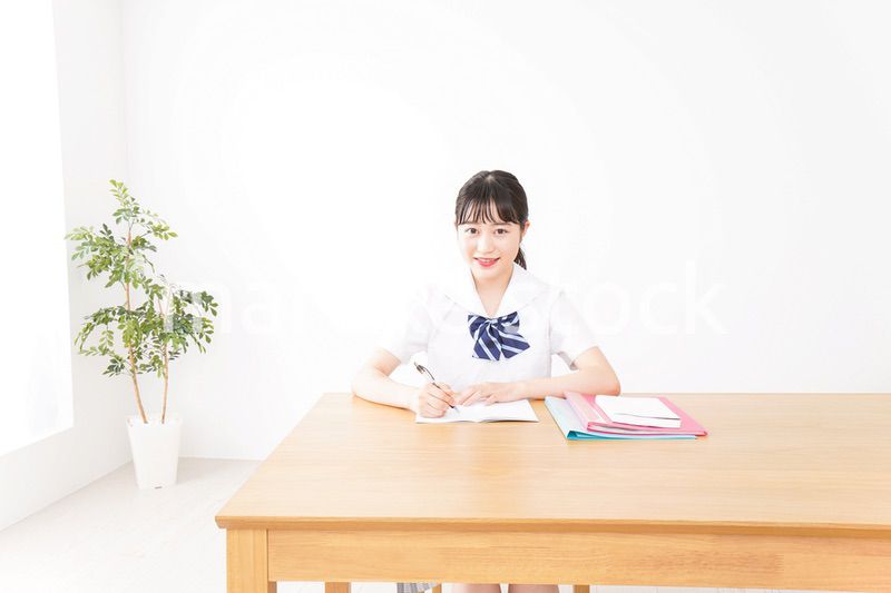 勉強をする学生