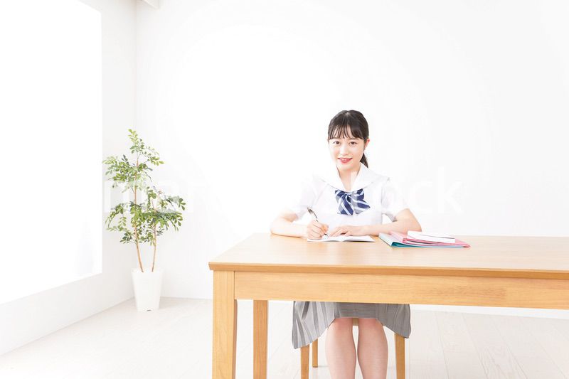 笑顔で勉強をする若い学生