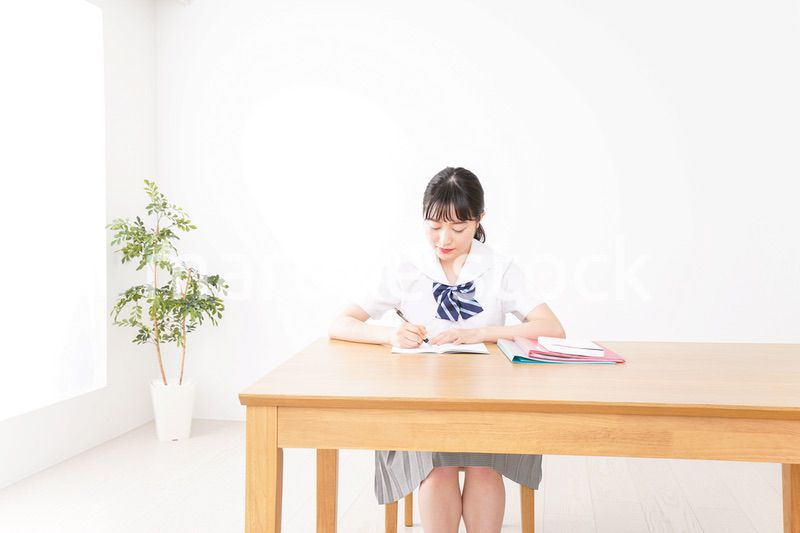 勉強をする学生