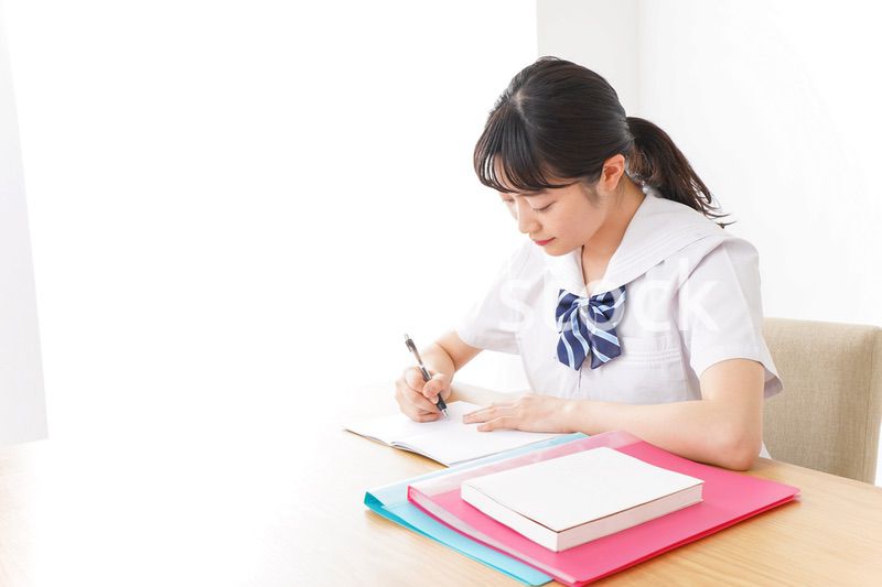 笑顔で勉強をする若い学生