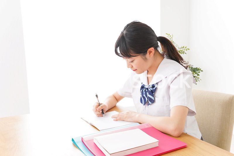 勉強をする学生