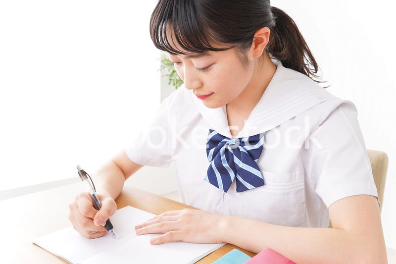 笑顔で勉強をする若い学生