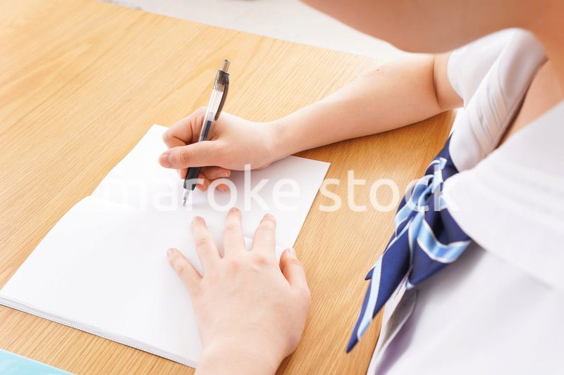 勉強をする学生