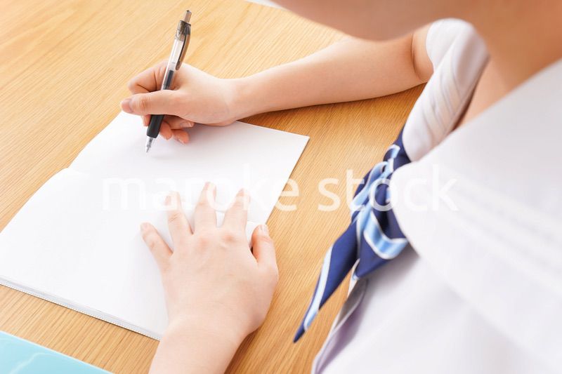 勉強をする学生