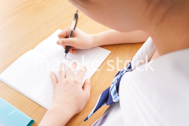 笑顔で勉強をする若い学生