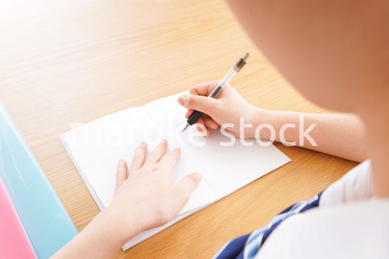 勉強をする学生