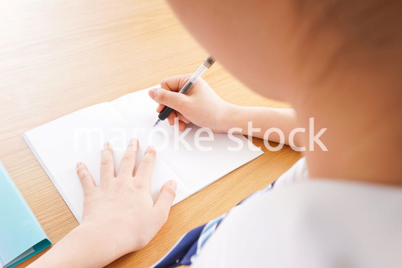 勉強をする学生