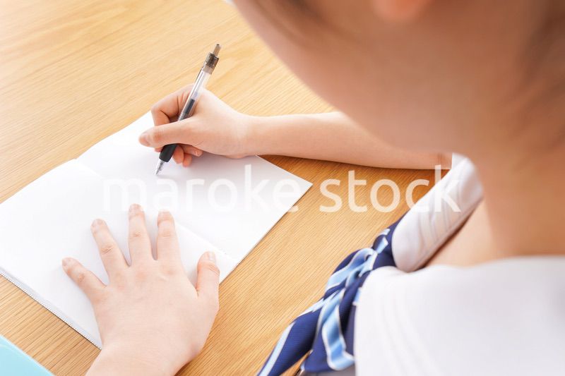 笑顔で勉強をする若い学生